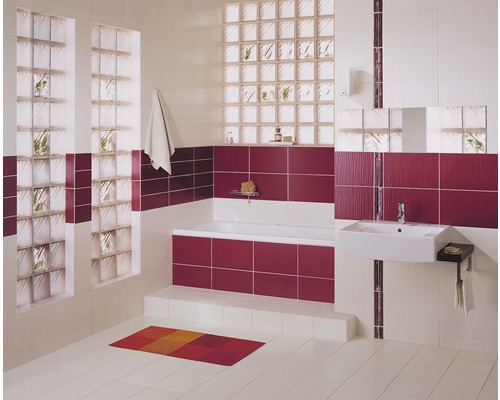 Badezimmer mit Badewanne, Waschbecken und Glasbausteinen