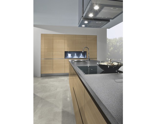 Cuisine moderne avec îlot de cuisson, hotte aspirante et armoires encastrées pour une impression claire et organisée.