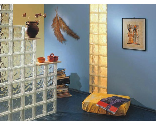 Innenraum mit Glasbausteinen als Raumteiler und Wandelement