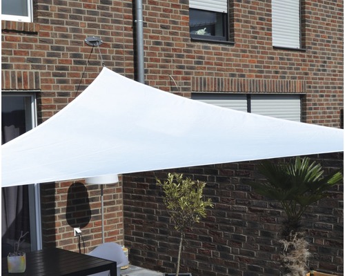 Espace extérieur avec voile d''ombrage triangulaire pour l''ombrage