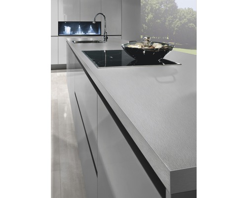 Îlot de cuisine avec évier, plaque à induction et marmite