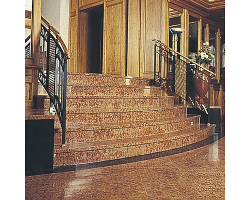 Escalier avec carrelage et rampe dans un intérieur