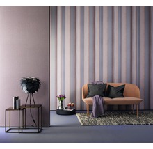 Wohnzimmer mit gestreifter Tapete, Sofa, Teppich und Stehlampe