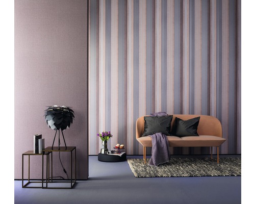 Salon avec papier peint à rayures, canapé, tapis et lampadaire