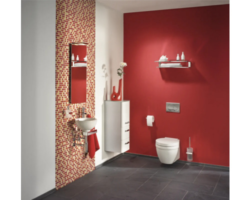 Salle de bains avec lavabo, toilettes, miroir et meubles de salle de bains en rouge et blanc