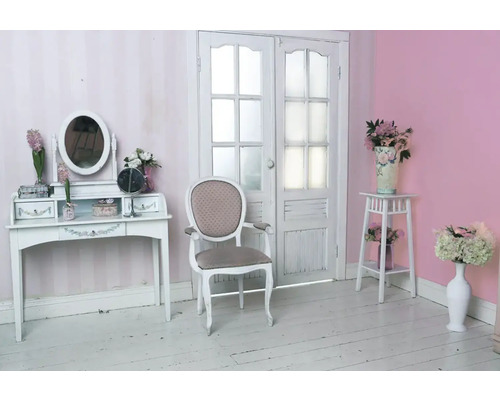 Szene mit Schminktisch, Stuhl, Beistelltisch und Blumenvasen in einem Zimmer
