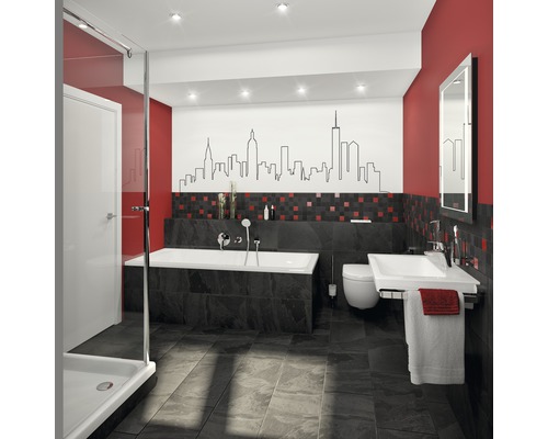 Modernes Badezimmer mit Badewanne, Dusche, Waschtisch und Toilette vor roter Wand mit Skyline-Dekoration.