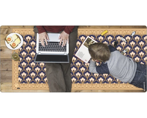 Grosse Spielmatte mit Muster, Erwachsenem mit Laptop und Kind, das auf der Matte liegt