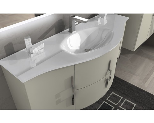 Badezimmer mit Waschtisch, Becken und Armatur