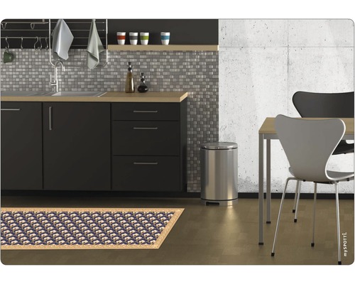 Küchenszene mit Mosaikfliesen, Spüle, Mülleimer und gemustertem Teppich