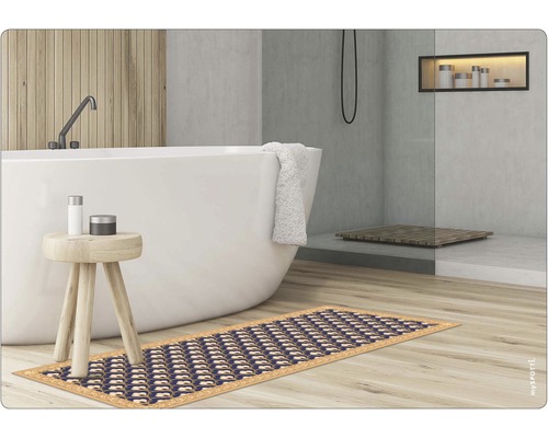 Badezimmer mit Badewanne, Duschkabine, rundem Hocker und gemusterter Badematte