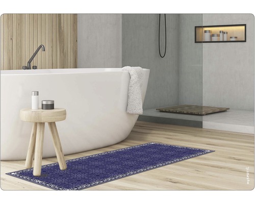 Badezimmer mit Badewanne, Duschkabine und einer dunkel gemusterten Badematte