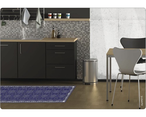Küchenszene mit dunkelblauer gemusterter Fußmatte, Spüle, Mülleimer und Esstisch mit Stühlen