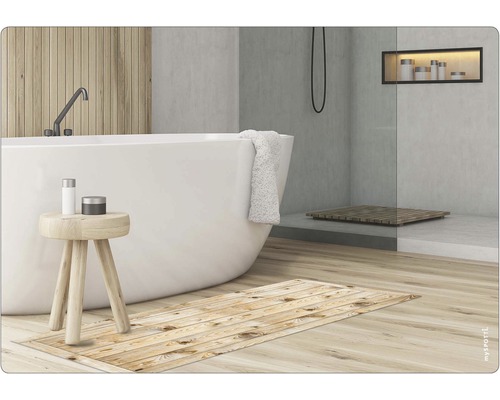 Badezimmer mit Badewanne, Holzhocker, Holzmatte und Dusche