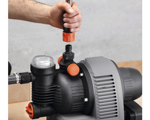 Gartenpumpe mit Schlauchanschluss in Vorbereitung für den Einsatz.