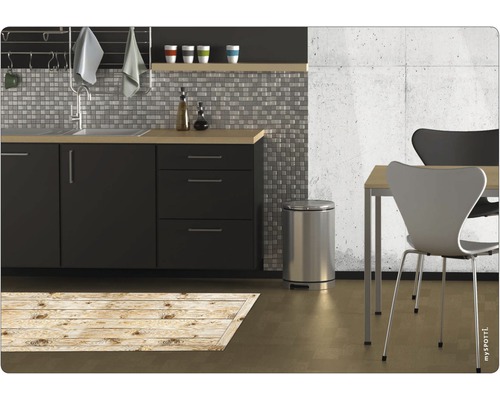 Küchenszene mit Arbeitsplatte, Spüle, Mülleimer, Tisch und Stühlen