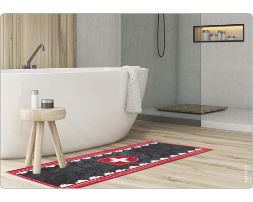 Badezimmer mit Badewanne, Duschkabine, Hocker und Badteppich mit Schweizer Kreuz