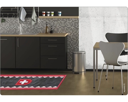 Küche mit Spüle, Abfalleimer, Tisch und Matte mit Schweizer Kreuz