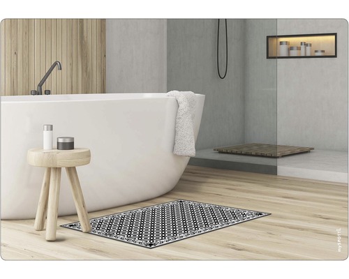 Badezimmer mit Badewanne, Holzhocker und gemusterter Badematte