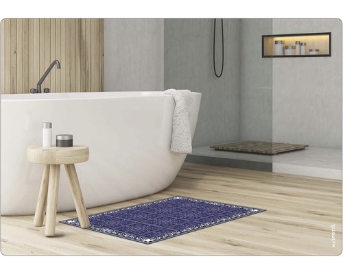 Badezimmer Szene mit Badewanne, Duschkabine und blauem Teppich mit Ornamenten