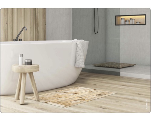 Badezimmer mit Badewanne, Holzhocker, Duschbereich und Badematte mit Holzoptik