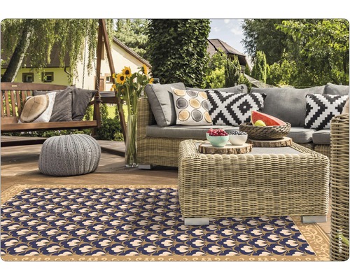Dekorativer Teppich auf einer Terrasse mit Gartenmöbeln