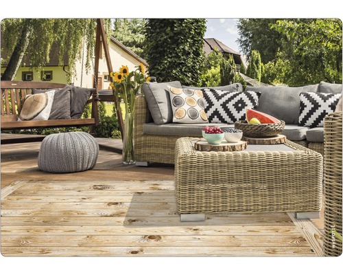Scène de jardin avec mobilier en rotin, plancher en bois et accessoires