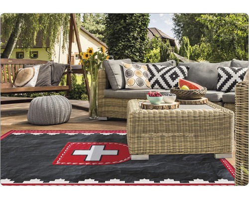 Terrasse mit Sitzgruppe, Schaukel und Teppich mit Schweizerkreuz-Motiv