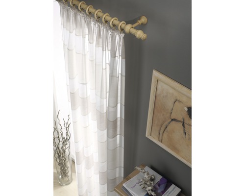 Rideau avec tringle à rideaux et objets de décoration dans une pièce
