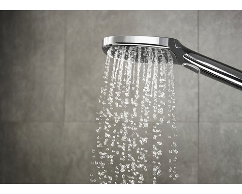 Douchette avec eau courante dans la salle de bain