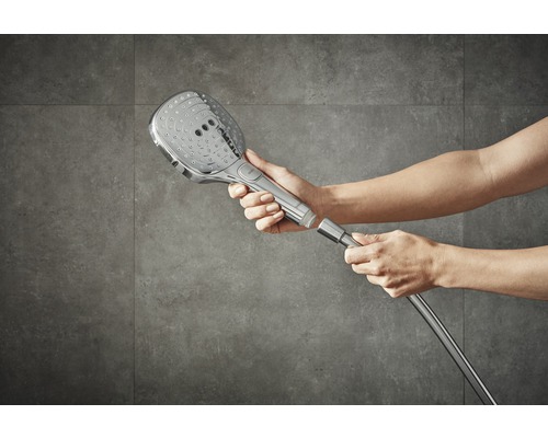 Douchette avec flexible de douche en cours de montage