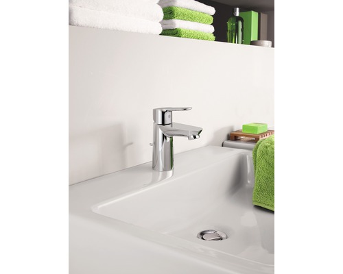 Salle de bains moderne avec lavabo et mitigeur monocommande