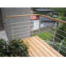 Balkon mit Holzbelag und Edelstahlgeländer