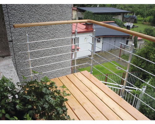 Balkon mit Holzbelag und Edelstahlgeländer