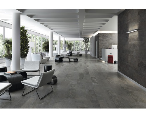 Hall spacieux avec carrelage au sol aspect pierre, colonnes blanches et sièges modernes