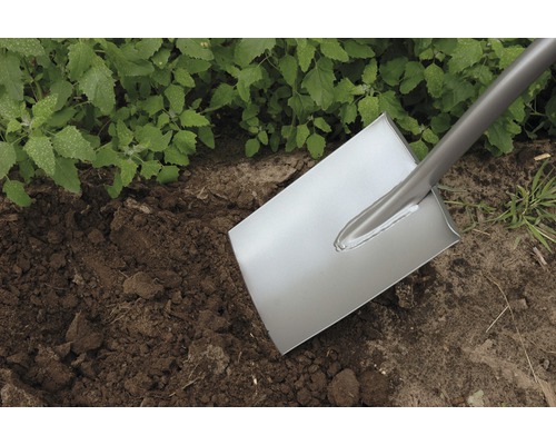 Bêche dans la terre du jardin