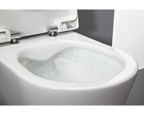 Weisses wandhängendes Tiefspül-WC mit Spülwasser