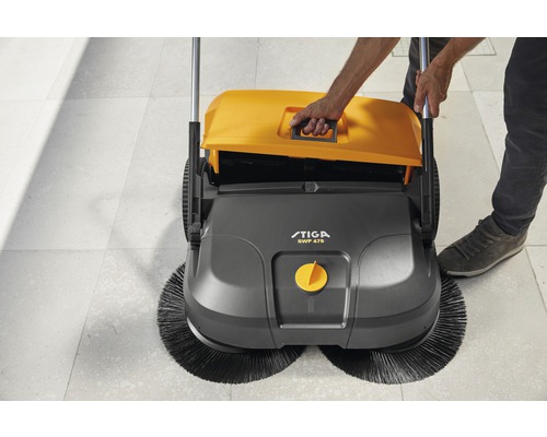 Balayeuse avec bac de ramassage en action