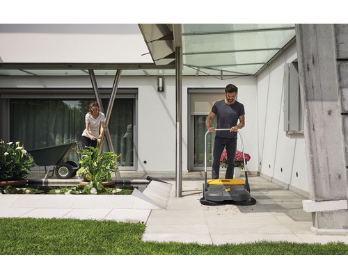 Scène de jardin avec balayeuse et outils de jardin
