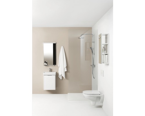 Helles Badezimmer mit Dusche, Toilette, Waschbeckenunterschrank und Spiegel