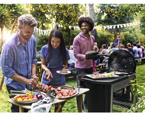 Grillparty im Garten mit Grill und Gästen