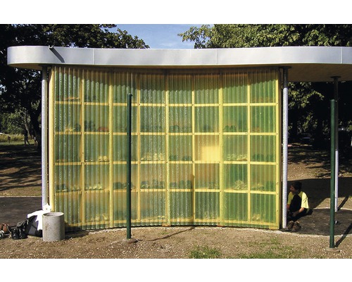 Schuhregal im Freien mit transparentem, gewelltem Material