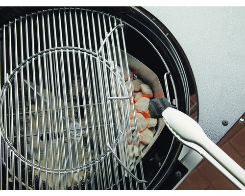 Grill mit Grillzange, Kohle und Kohlebehälter