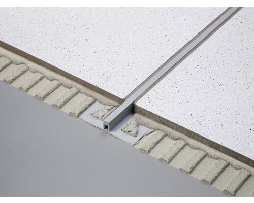 Vue détaillée d''un rail métallique pour la fixation d''une plaque de plafond.