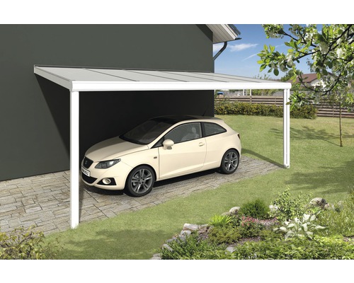 Carport avec voiture et aménagement paysager