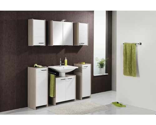 Badezimmer mit Waschtisch, Spiegelschrank und Handtuchhalter