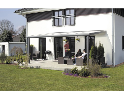 Terrasse avec toit de terrasse sur une maison d''habitation avec mobilier de jardin et barbecue