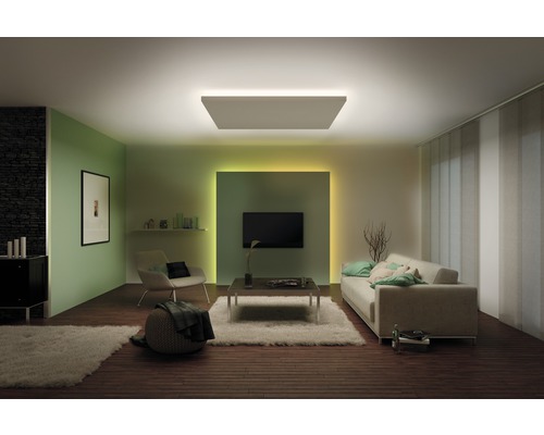 Salon avec plafonnier, canapé, fauteuil et télévision pour une ambiance lumineuse et chaleureuse