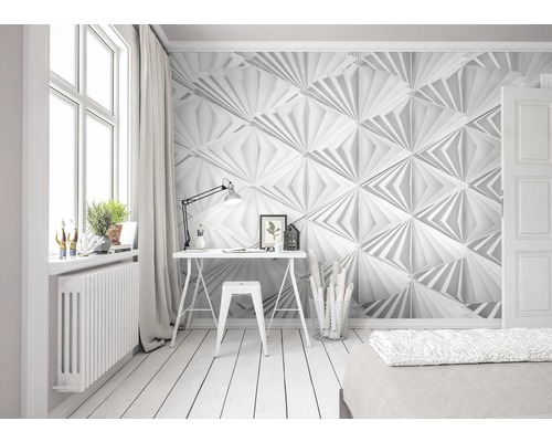 Bureau lumineux avec panneaux muraux géométriques, bureau et fenêtre