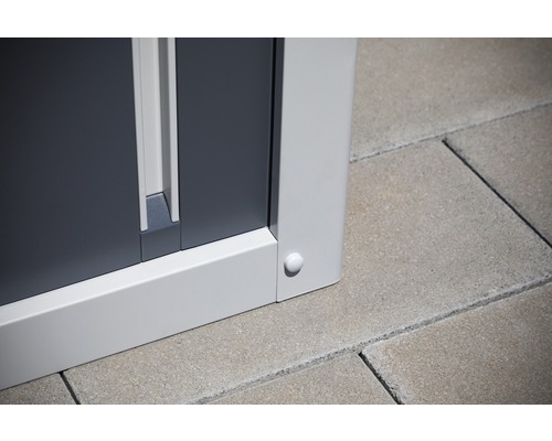 Vue détaillée d''une armoire métallique avec porte et cadre